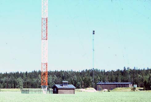 RAFAX anläggningen Sala. Hus A vid antennmasten, hus B vid länkmasten.